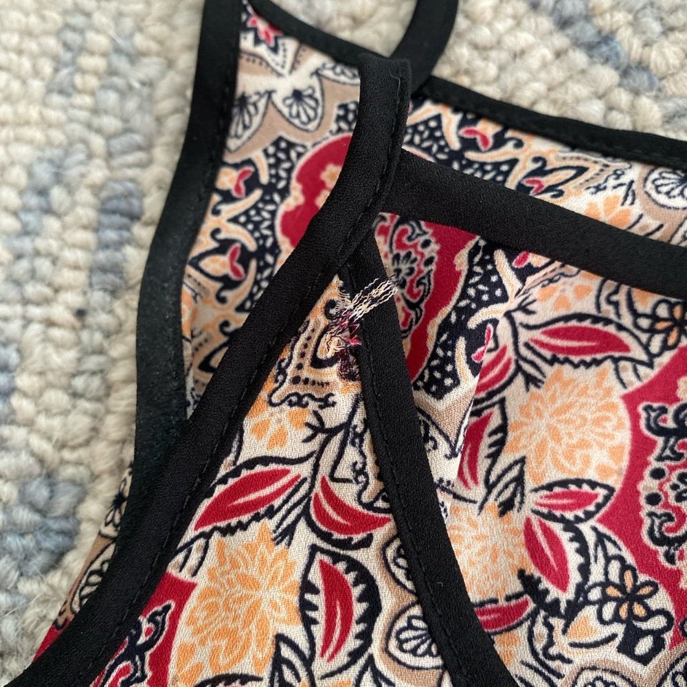 Patterned Flowy Tank Top - Picture 3 of 3